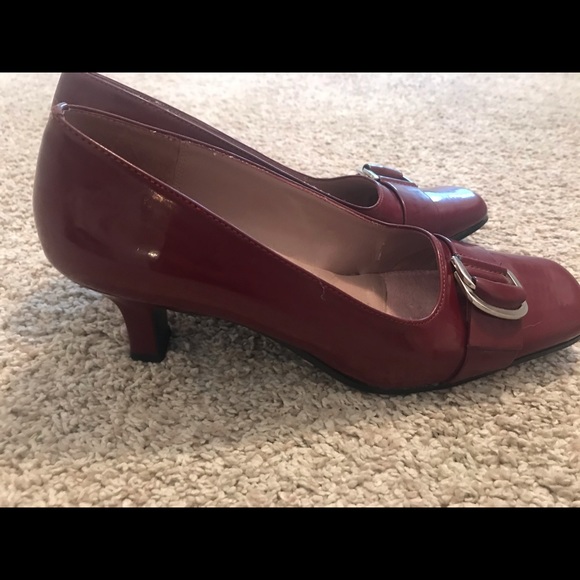Liz Claiborne Burgundy shoes - Picture 2 of 4